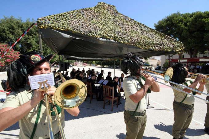 la fanfara del 6° Reggimento Bersaglieri si esibisce con i nusicisti del conservatorio A. Scontrino di Trapani