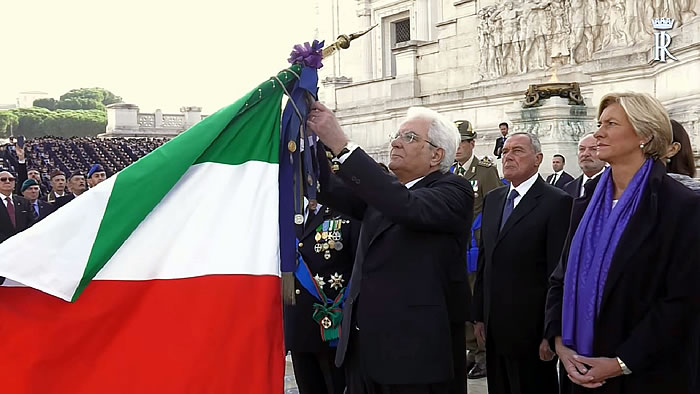 Il Presidente Mattarella conferisce la medaglia alla bandiera-700