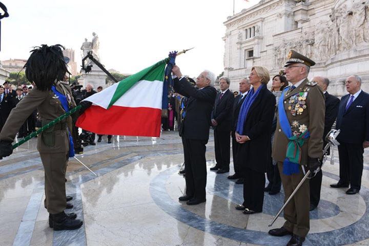 Il Presidente Mattarella conferisce la medaglia alla bandiera...jpeg