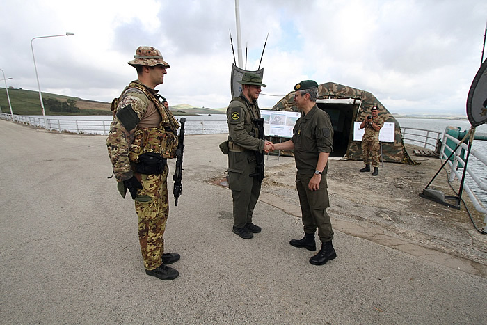 1. l'addetto militare incontra il cadetto e il tutor italiano durante l'esercitazione