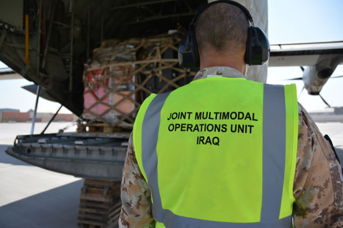 8_OPERAZIONE PRIMA PARTHICA_PERSONALE DELLA JMOU DURANTE LE OPERAZIONI DI IMBARCO AEREO DI MATERIALE