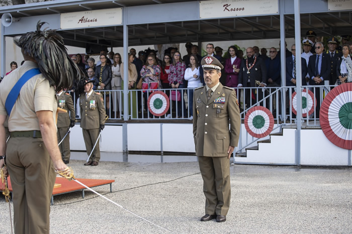 05_il Cte del distaccamento della B. Aosta durante la presentazione della forza