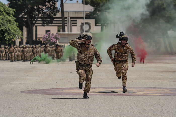 4. Il Col. Genchi rende onore alle autorità